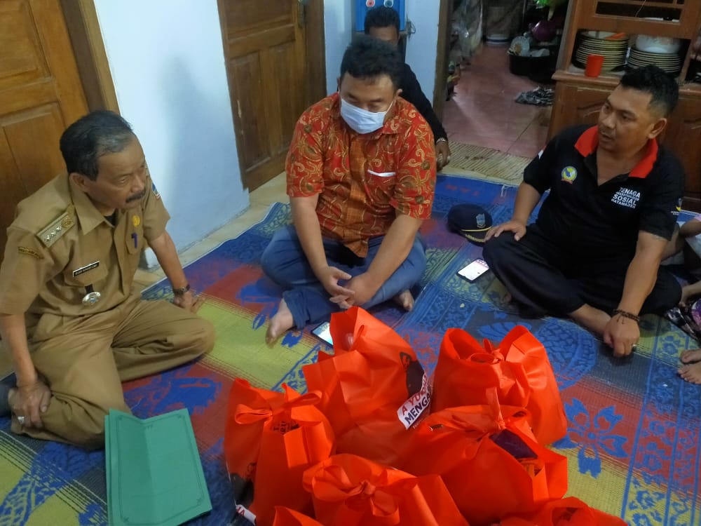 Anggota Dprd Garut Fraksi Pdi Perjuangan Kunjungi Dan Berikan Bantuan Kepada Korban Kebakaran 9581